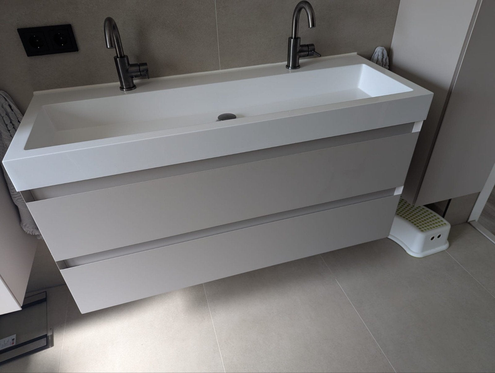 Moderne dubbele wastafel met onderkast - nieuw, Ophalen, 100 tot 150 cm, Nieuw, Minder dan 100 cm