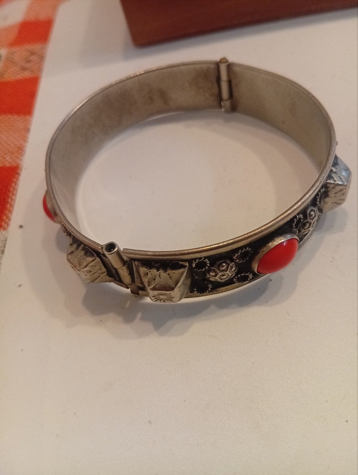 Vintage Tibetaans armband met rode stenen, Overige materialen, Gebruikt, Ophalen of Verzenden, Met edelsteen