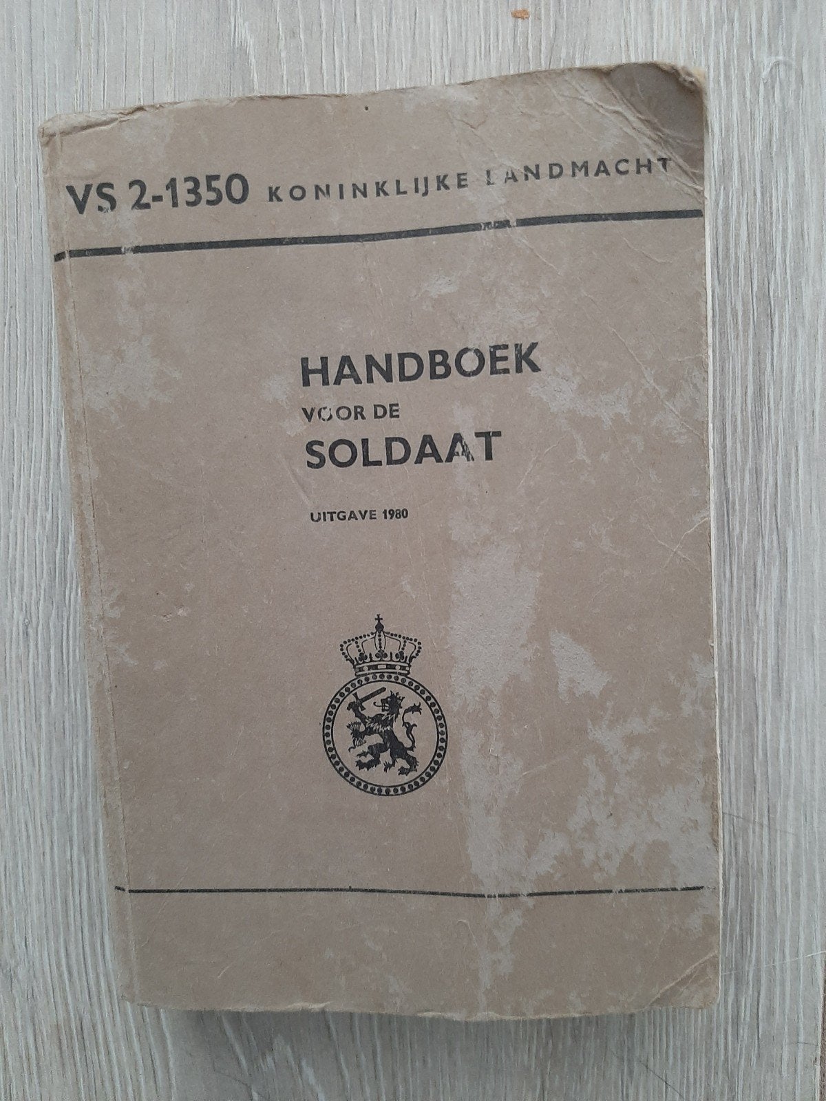 Militair uitrusting: helm, veldfles en handboek Landmacht, Ophalen of Verzenden, Landmacht, Nederland, Boek of Tijdschrift