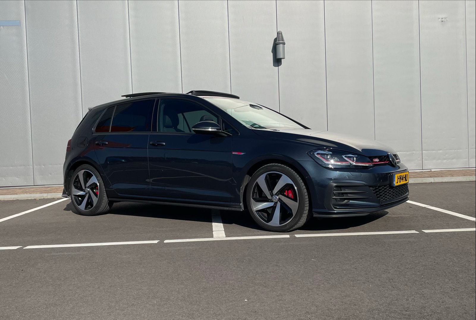 Foto 2 van Volkswagen Golf 2.0 TSI 221kW 7-DSG 2019 Dark Iron Blue