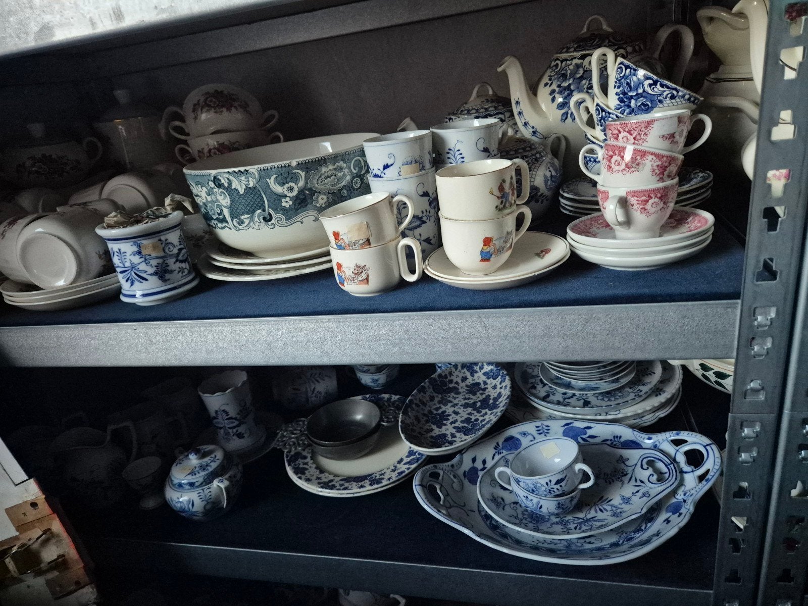 Diverse onderdelen Maastricht aardewerk onder andere zwiebel, Ophalen