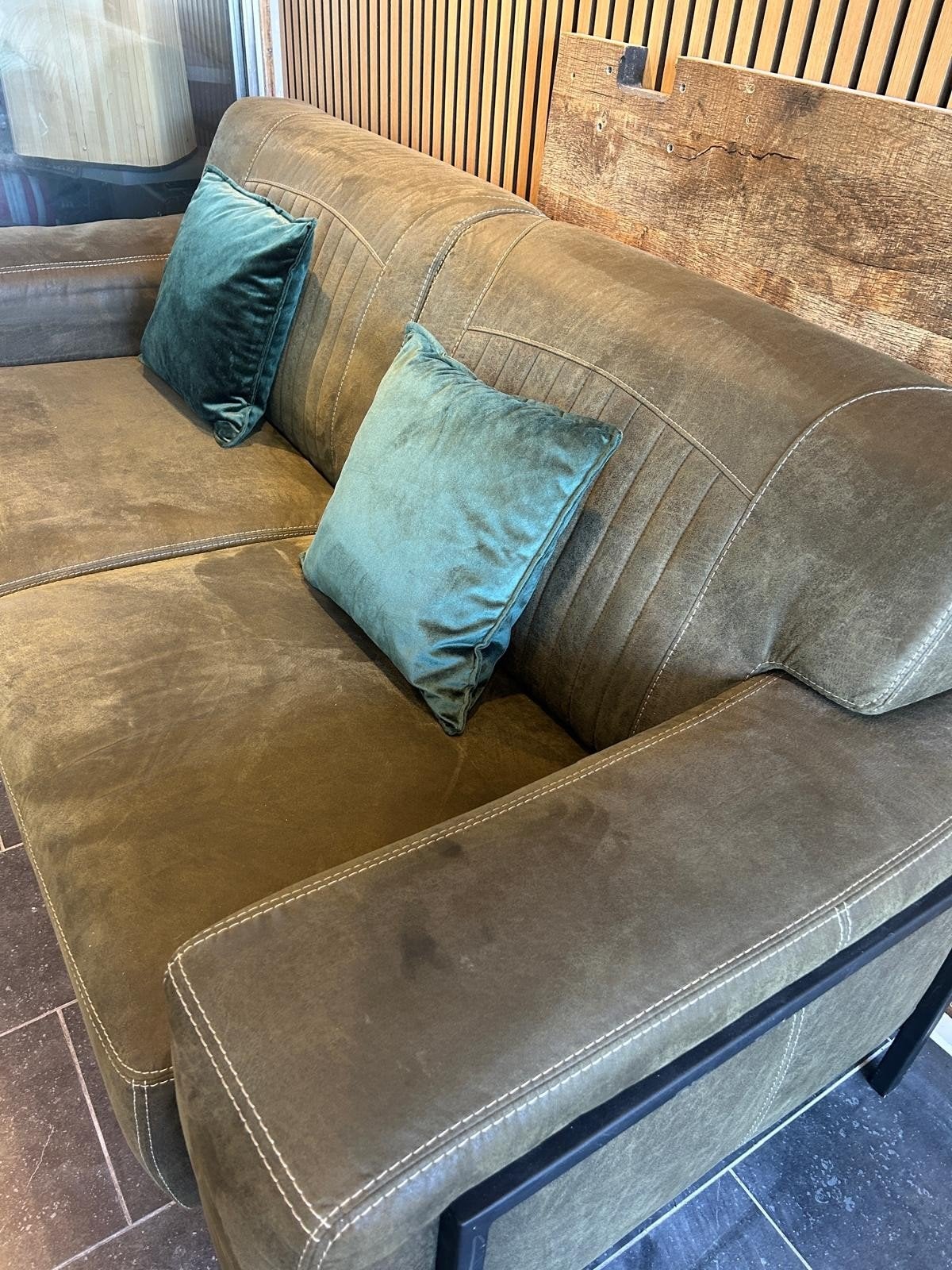 heel mooie bankstel sofa suède groen, Overige materialen, 250 tot 300 cm, Driepersoons, 75 tot 100 cm