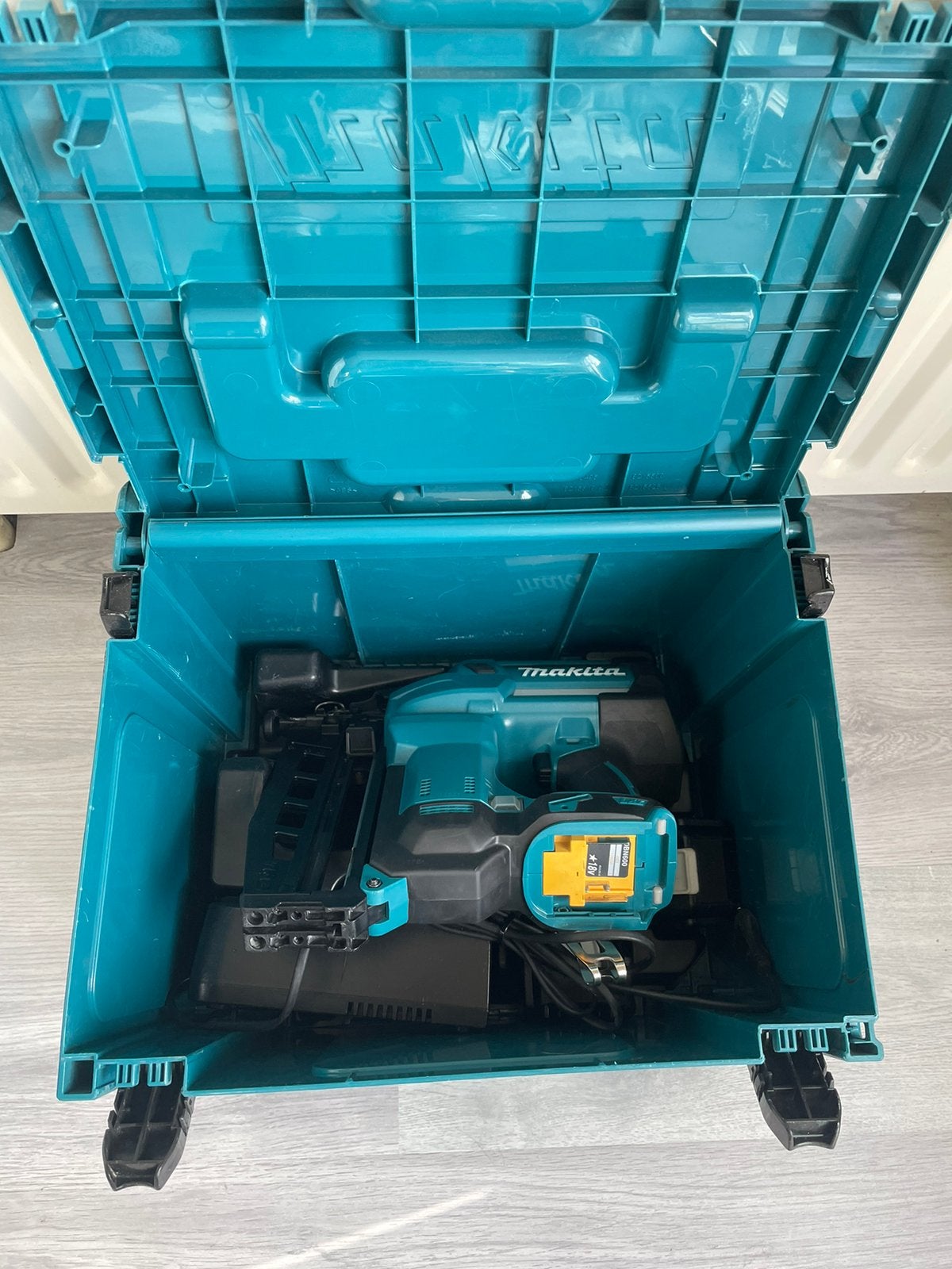 Makita DBN600 set, Ophalen, Zo goed als nieuw, Mdf, 200 tot 250 cm