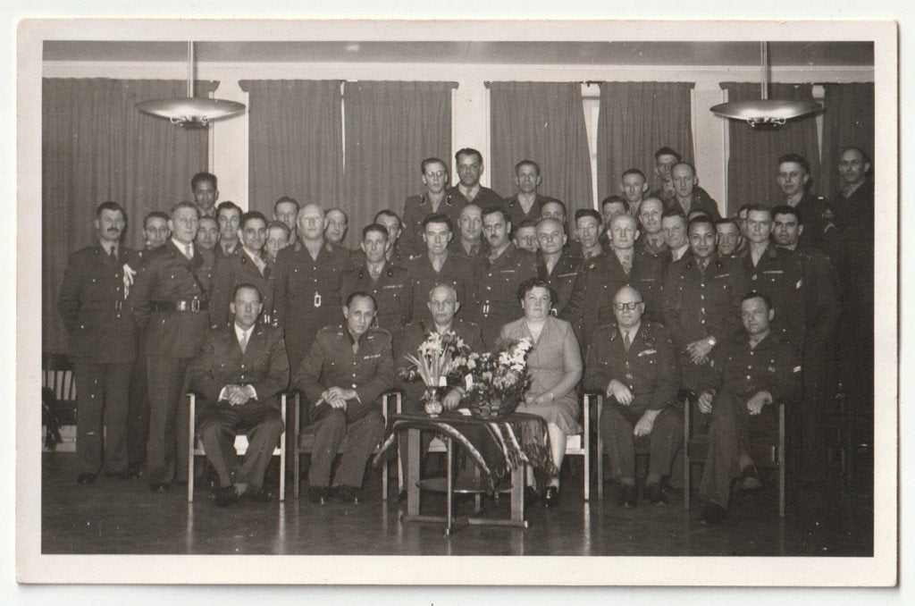 Fotokaart militairen vermoedelijk oud Indië gangers, Verzenden, X, Foto of Poster, Nederland