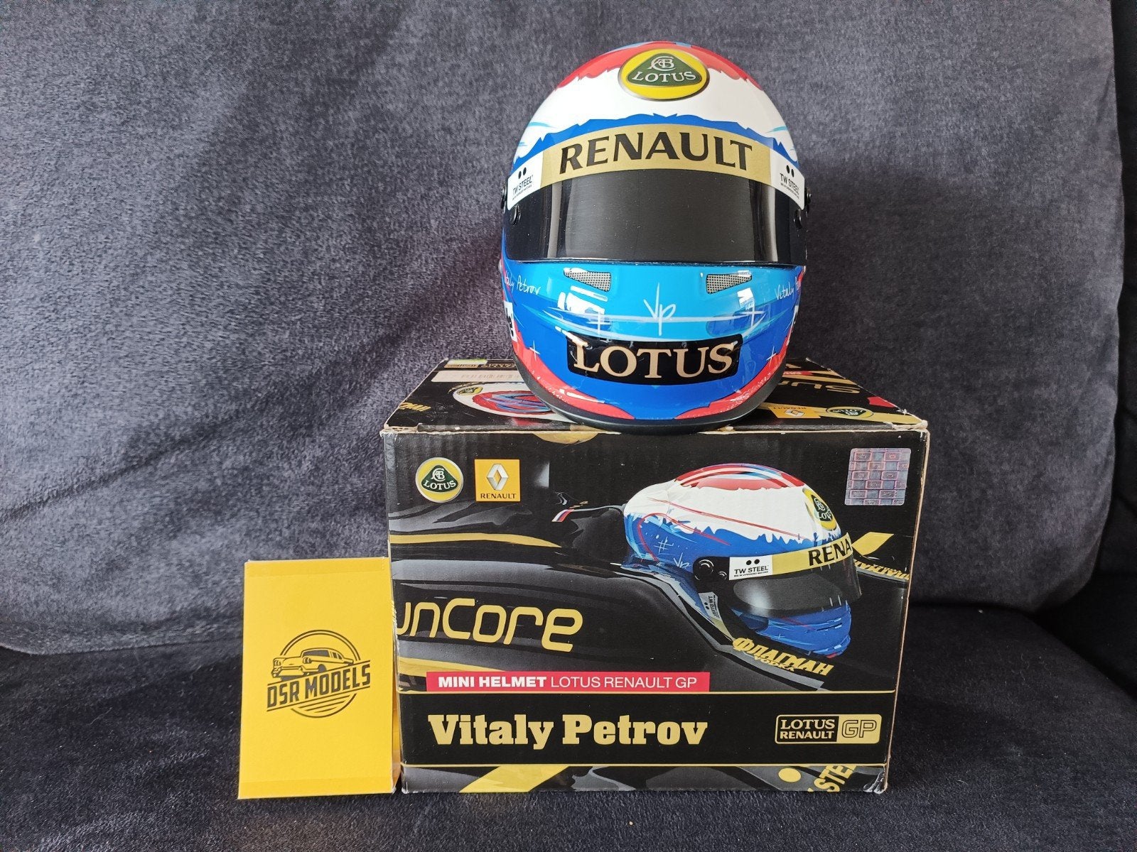 1:2 Helm Vitaly Petrov Lotus Renault GP 2011, Ophalen of Verzenden, Nieuw, Formule 1