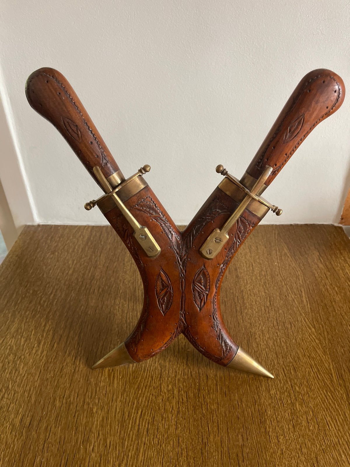 Decoratieve dolken met standaard, Ophalen