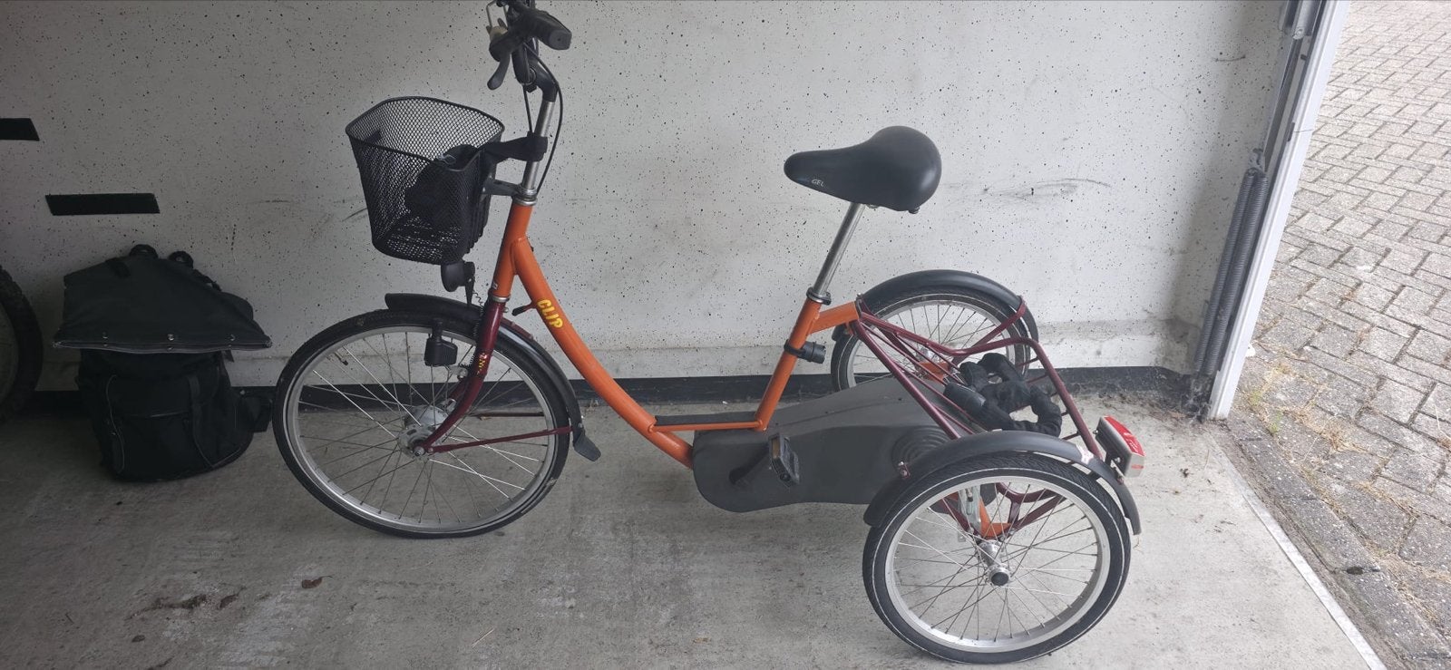 Comfortabele Driewieler met Mandje - Ideaal voor Stabiliteit, Ophalen of Verzenden, Gebruikt