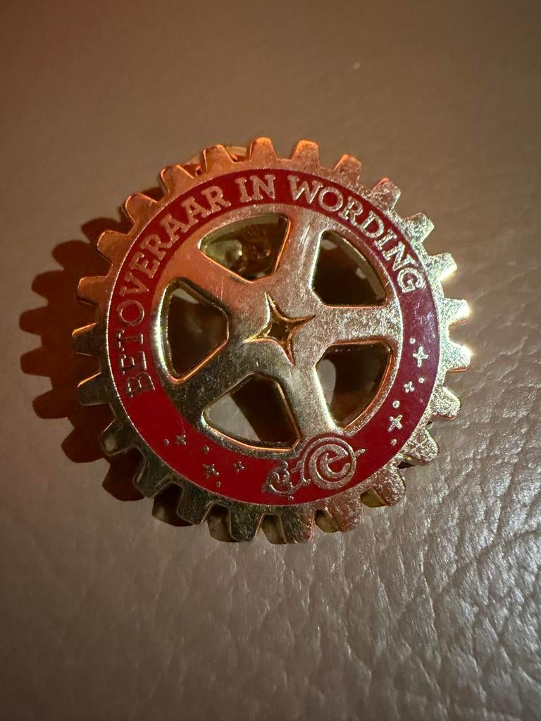 Efteling Pin 'Betoveraar in wording', Ophalen of Verzenden, Zo goed als nieuw, Minder dan 4 cm, Overige materialen