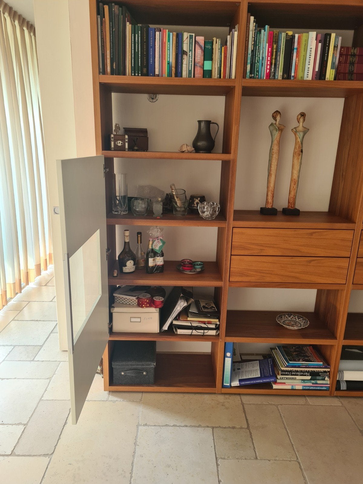 Moderne noten houten Boekenkast met Laden en Deuren, Huis en Inrichting, Kasten | Boekenkasten, Ophalen, Modern, Scandinavisch