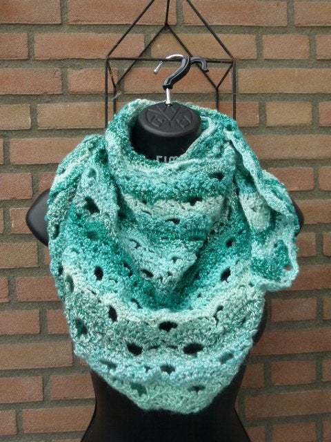 DRIEHOEKSJAAL NIEUW GEHAAKT 130X56 MET SIERSPELD, Ophalen of Verzenden, Nieuw, Sjaal