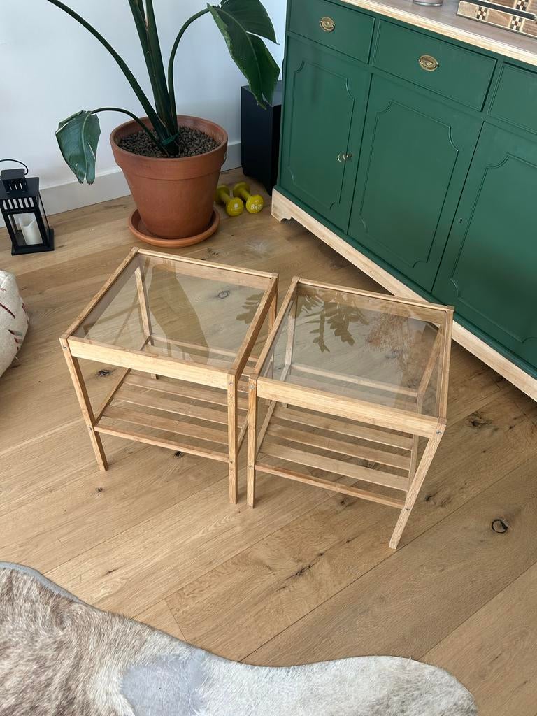 Set van 2 bamboe bijzettafels met glazen blad, Huis en Inrichting, Tafels | Bijzettafels, Gebruikt, Vierkant, Minder dan 45 cm