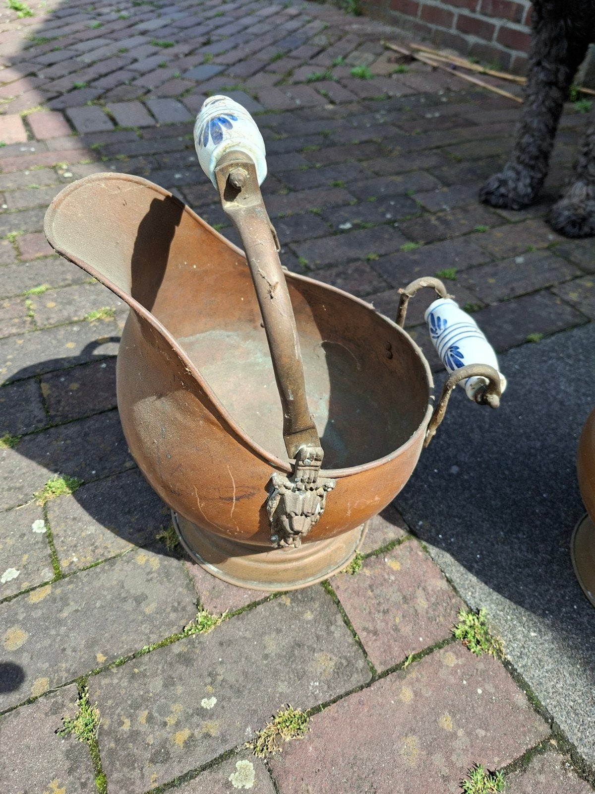 Antieke Koperen Kolenemmers met Porseleinen Handvatten, Ophalen of Verzenden, Koper