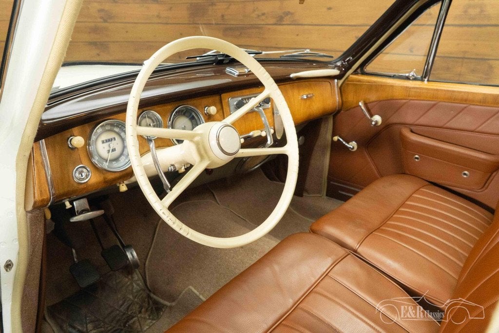BMW 502 Sedan | 1962, Lederen bekleding, Achterwielaandrijving, 4 stoelen, Wit