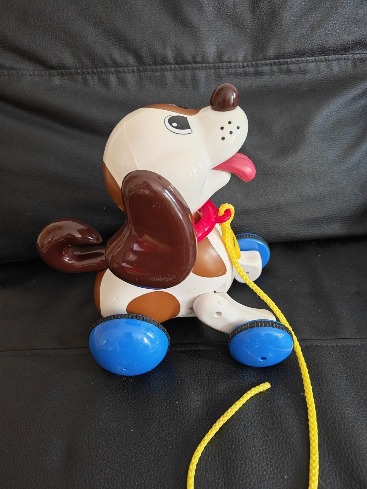 Tomy batterijhondje met geluid en beweging, Kinderen en Baby's, Ophalen of Verzenden, Gebruikt, Overige typen, Met geluid