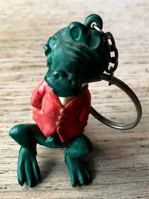 Oude sleutelhanger van aangeklede krokodil (Gena?), Ophalen, Gebruikt, Merk