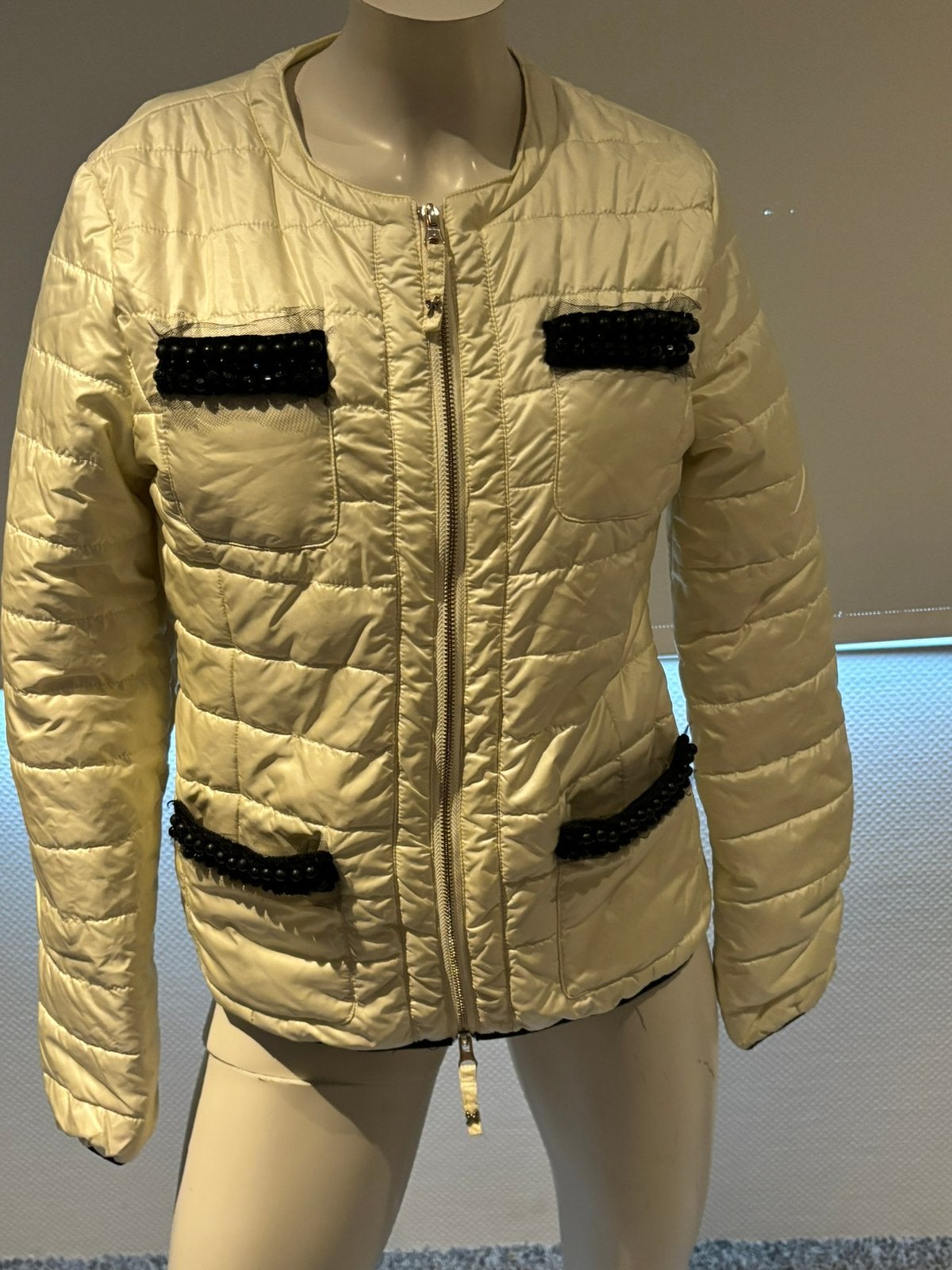 Twinset gewatteerde jas met kralen maat m, Maat 38/40 (M), ., Beige, Ophalen of Verzenden