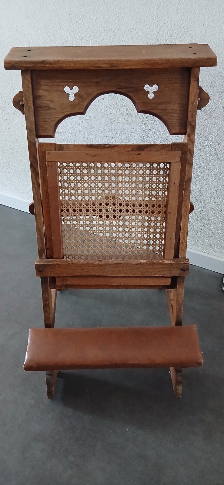 Antieke bidstoel met rieten zitting, Ophalen
