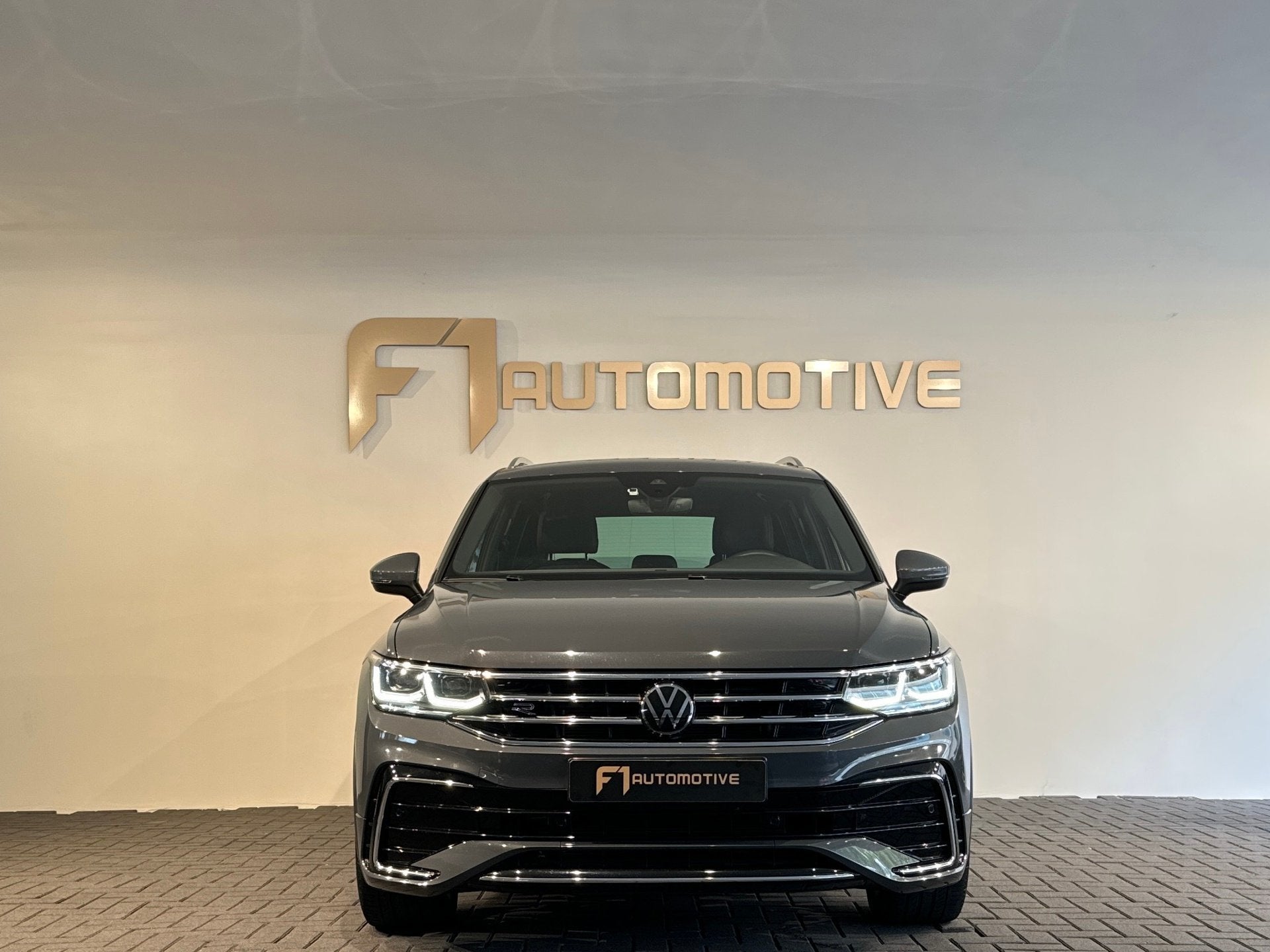 Volkswagen Tiguan 1.5 TSI R-Line Business IQ Lights|ACC|Sfee, Dealer onderhouden, 15 km/l, Euro 6, 4 cilinders