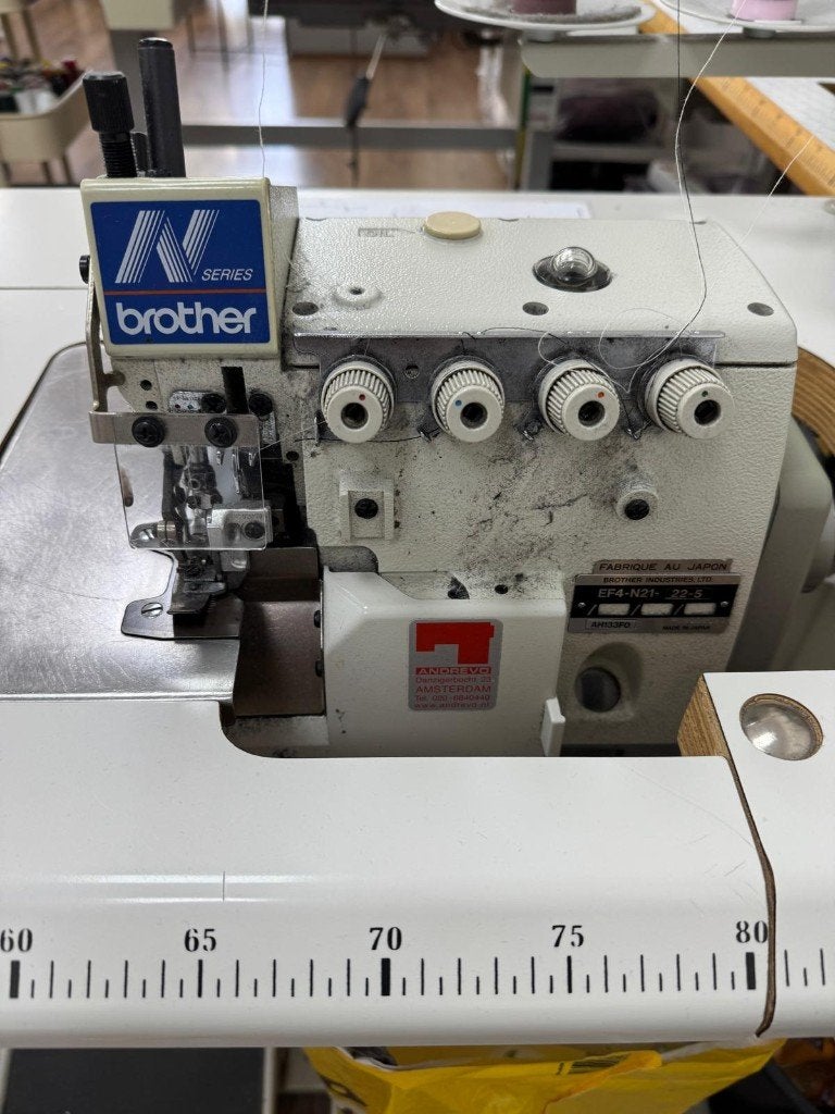 BROTHER EF4-N21-22-5 Industriële Overlockmachine, Ophalen, Gebruikt, Naaimachine, Industrieel