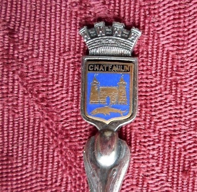 Lepeltje wapen van Chateaulin. Schildje is van emaille., Ophalen of Verzenden, Zo goed als nieuw, Metaal, Bestek
