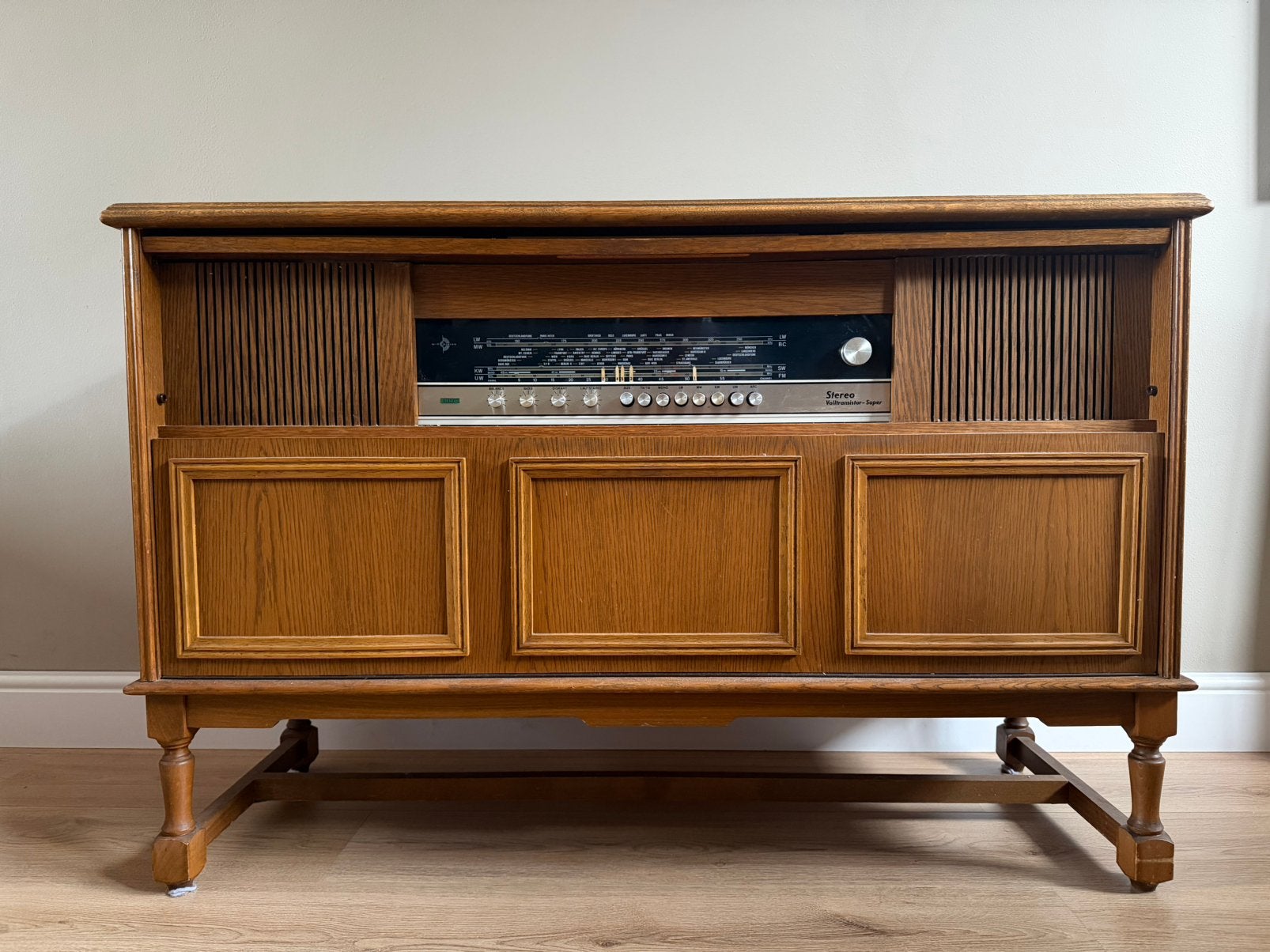 Vintage stereokast en radio met Philips platenspeler, Audio, Tv en Foto, Platenspelers, Ophalen, Zo goed als nieuw, Philips