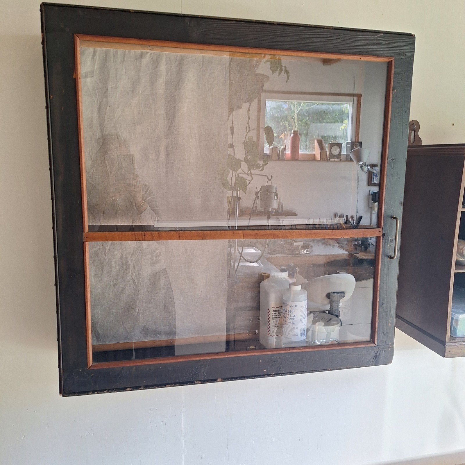 Zwarte houten 1 deurs vitrine kast, Ophalen