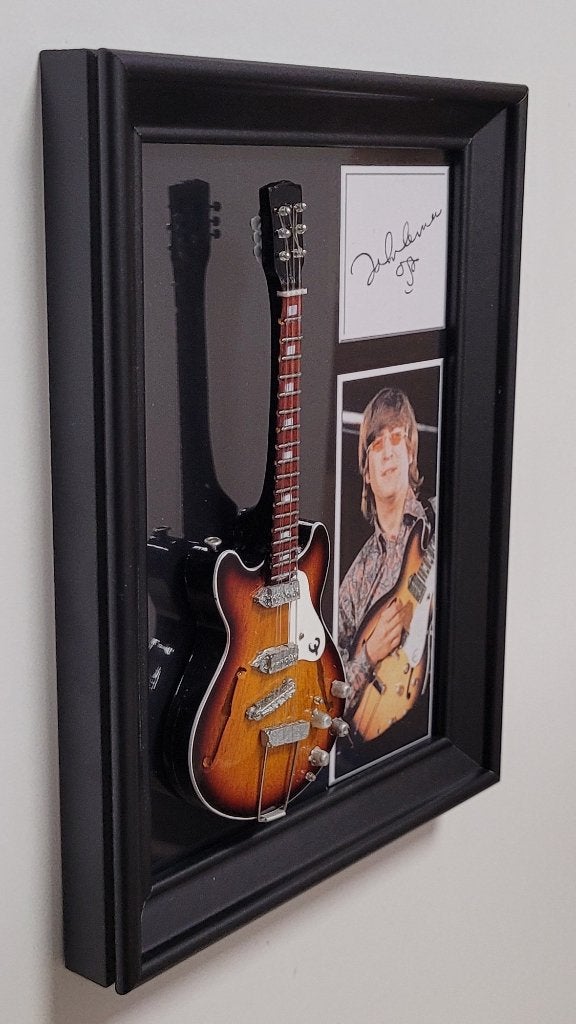 John Lennon The Beatles miniatuur gitaar op lijst decoratie, Info@deconoord.nl, Deco Noord, Nieuw, Ophalen of Verzenden