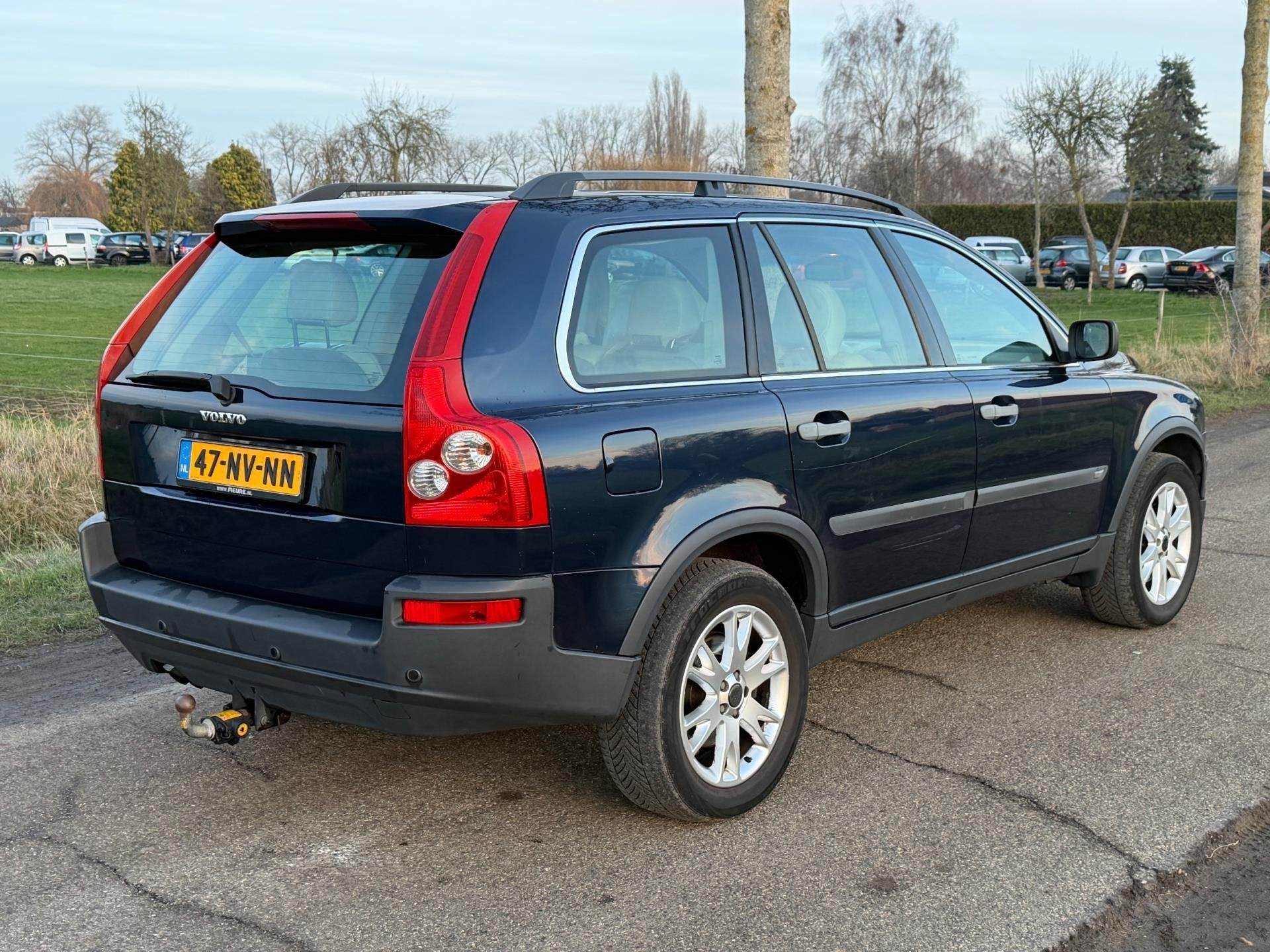 Volvo XC90 2.5 T Exclusive GEEN APK AUT Leder 4WD 7 Persoons, Auto's, Volvo, Automatische klimaatregeling, Gebruikt, Beige, Blauw