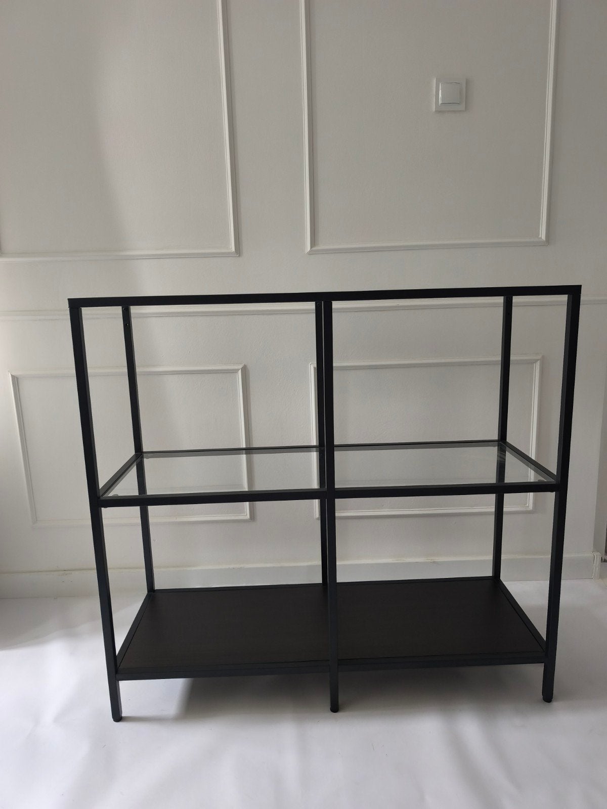 IKEA VITTSJÖ Stellingkast - Zwart metaal en glas, Ophalen, Gebruikt