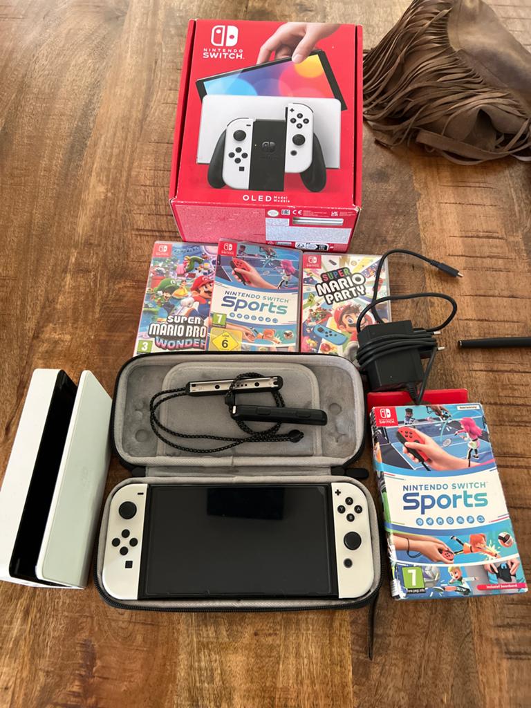 Nintendo Switch OLED met 4 games en accessoires, Switch OLED, Met games, Met 2 controllers, Ophalen of Verzenden