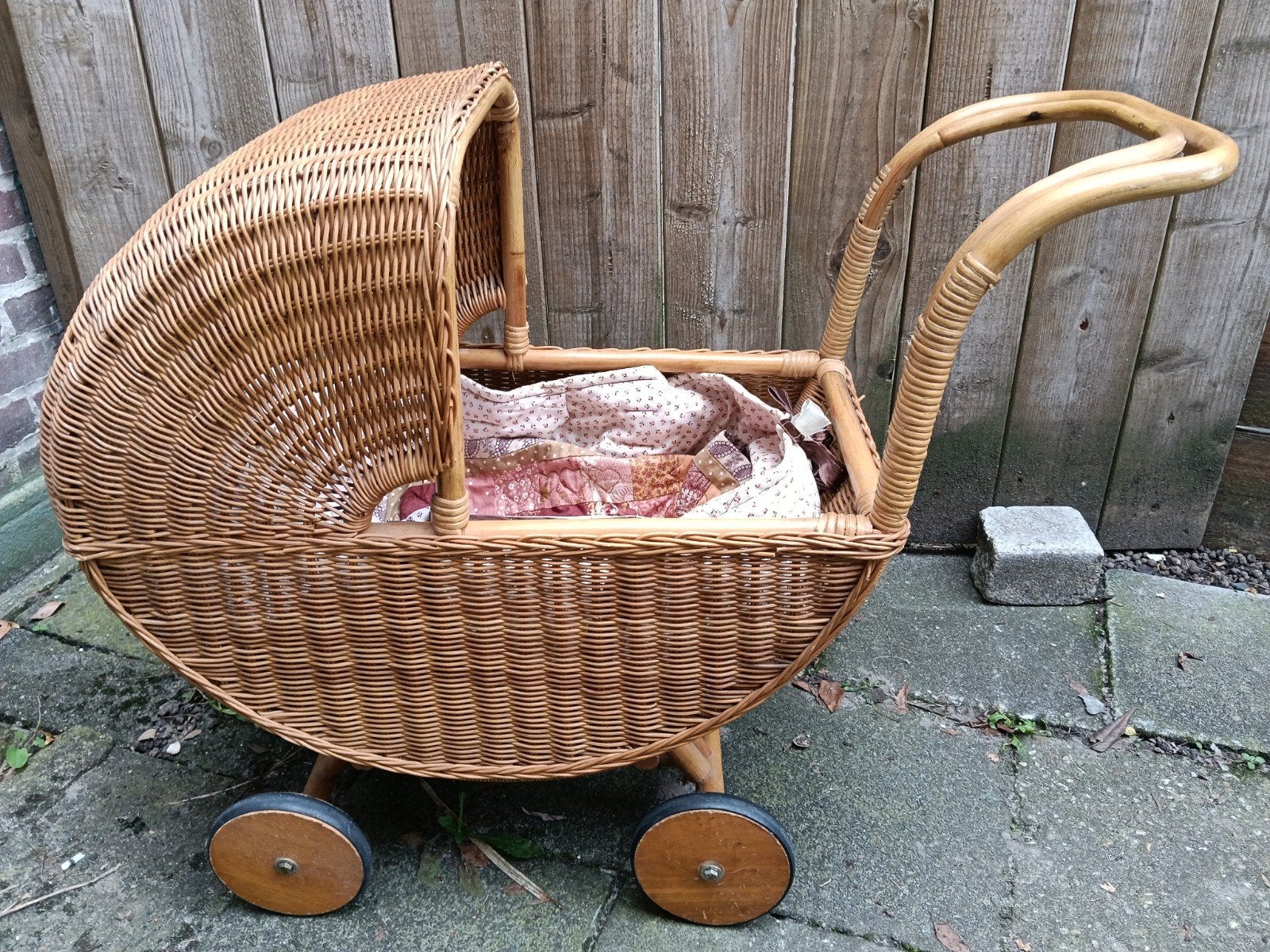 Rieten poppenwagen met uitneembare reiswieg, Ophalen, Lieselotje, Lieselotjetweedehandsspeelgoed@gmail.com, Tilburg