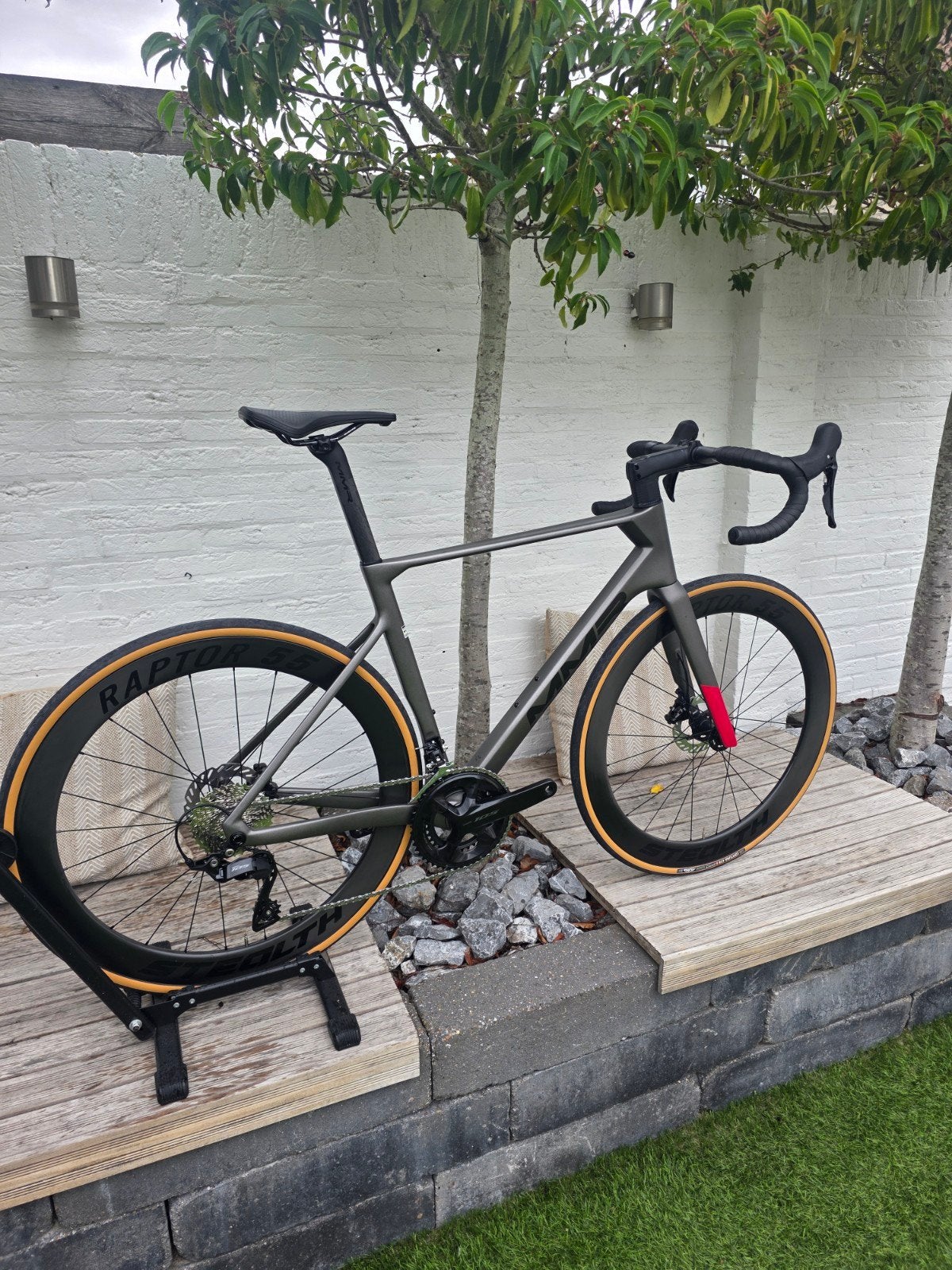 Foto 3 van MMR Aelion racefiets met Stealth Raptor 55 carbon wielen
