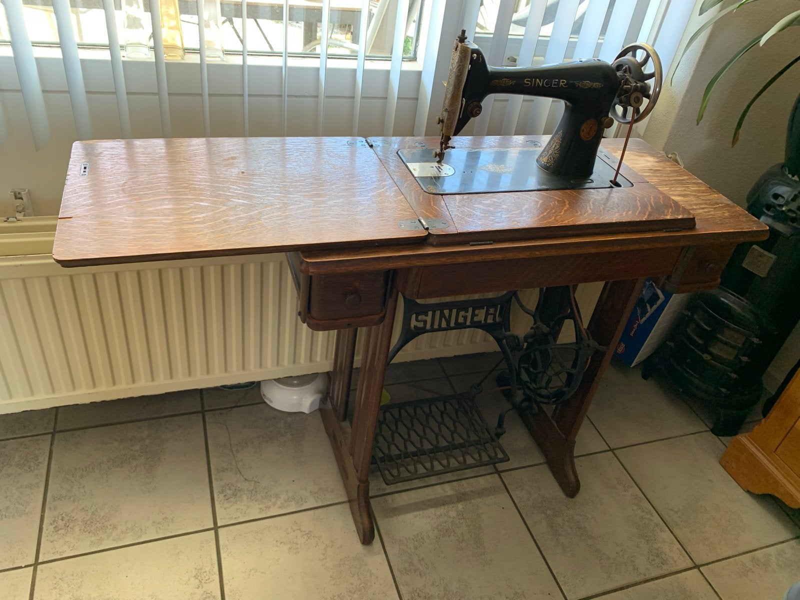 Antieke Singer trapnaaimachine met houten onderstel, Ophalen of Verzenden