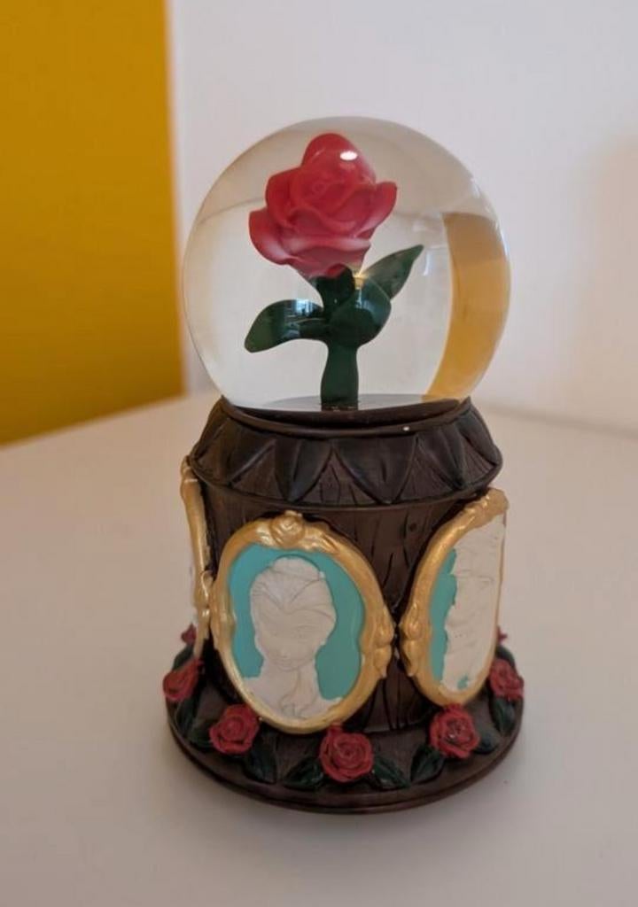 Disney snowglobe Enchanted Rose Belle & het Beest, Verzamelen, Disney, Ophalen, Assepoester of Belle, Zo goed als nieuw, Beeldje of Figuurtje