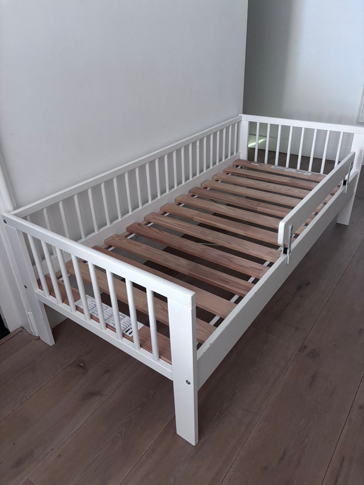 Peuter- of kleuterbed met valbescherming, Kinderen en Baby's, Kinderkamer | Bedden, Ophalen, Gebruikt, 70 tot 85 cm, 140 tot 160 cm