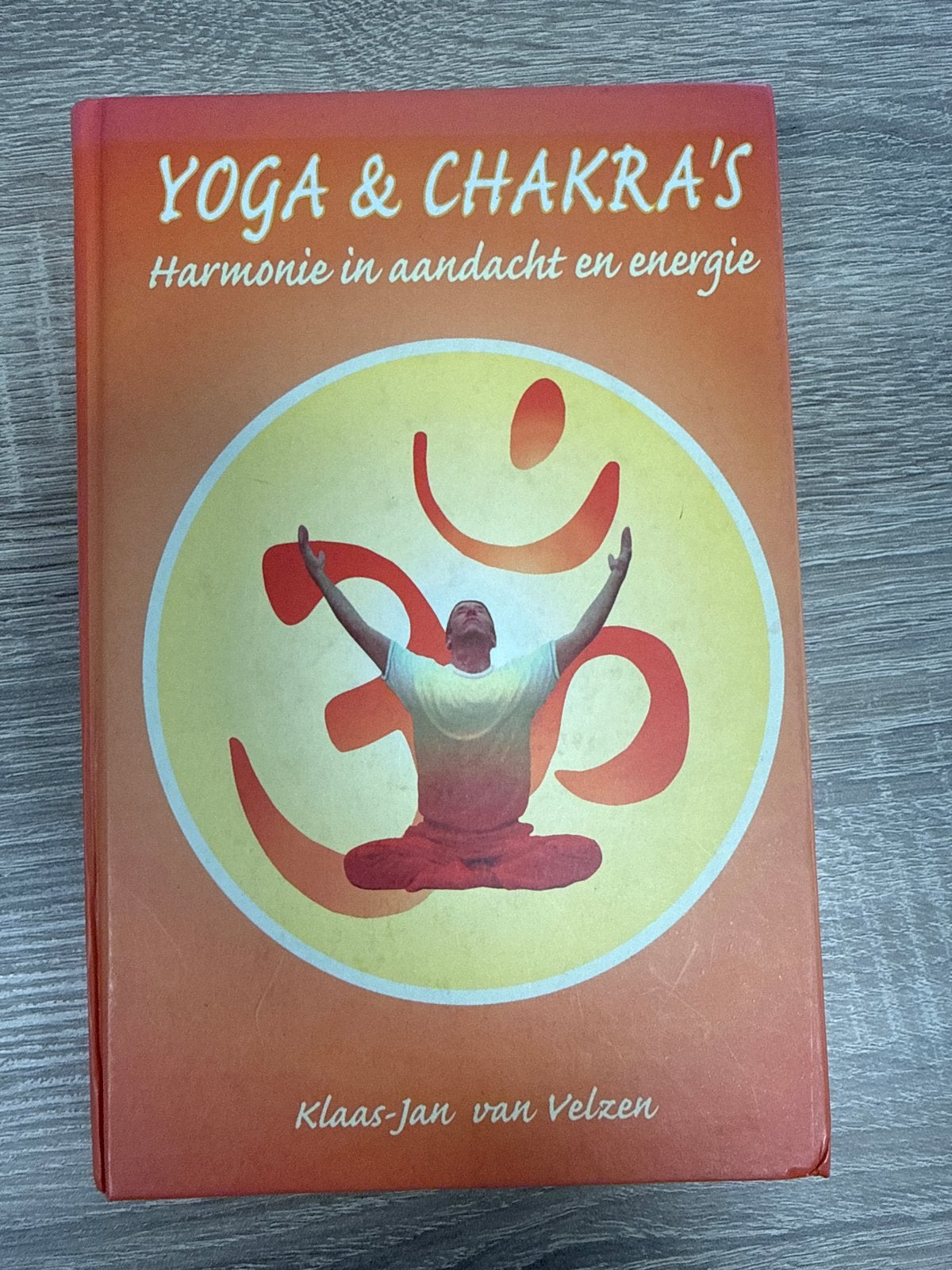 Yoga & Chakra's: Harmonie in aandacht en energie, Ophalen of Verzenden, Zo goed als nieuw, Meditatie of Yoga, Instructieboek
