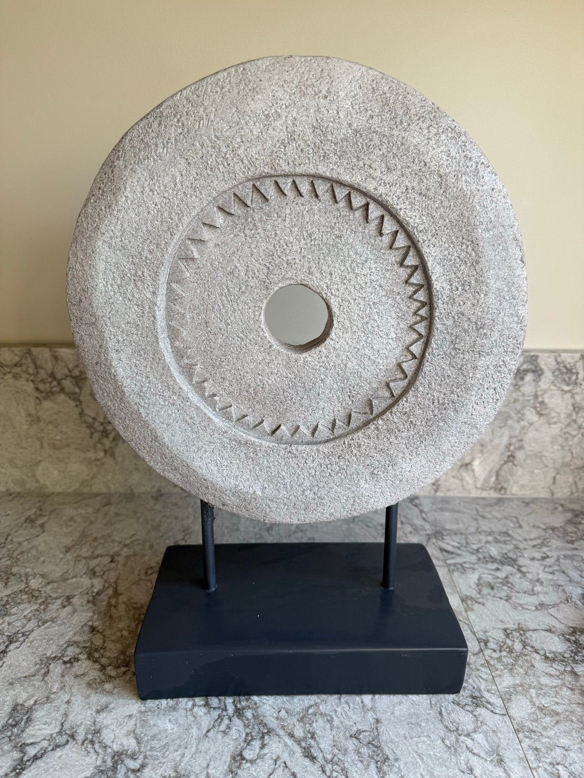 Decoratief object op standaard - Steenlook, Antiek en Kunst, Ophalen, Object, Grijs, Steen/keramiek