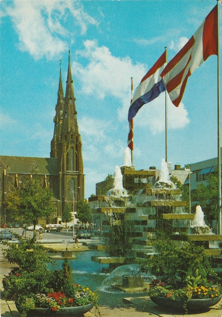 EINDHOVEN Fontein Stadhuisplein met Catharina Kerk, Verzamelen, Verzenden, 1960 tot 1980, Ongelopen, Noord-Brabant