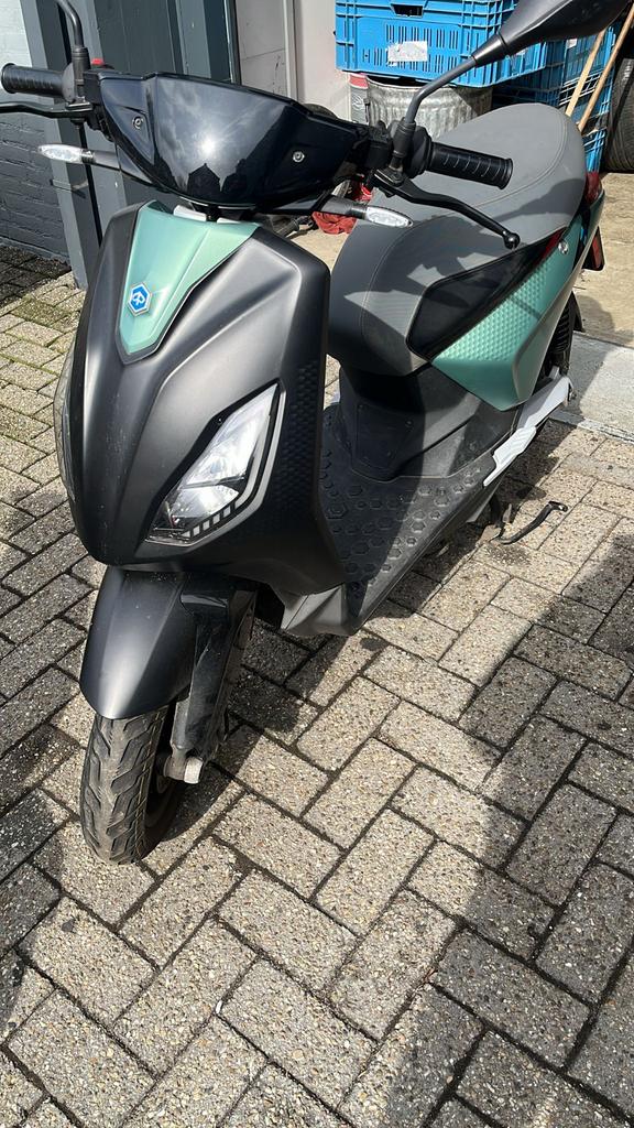 Piaggio scooter 2022, werkt niet, zonder lader, Fietsen en Brommers, Ophalen, Gebruikt, Overige typen, Piaggio