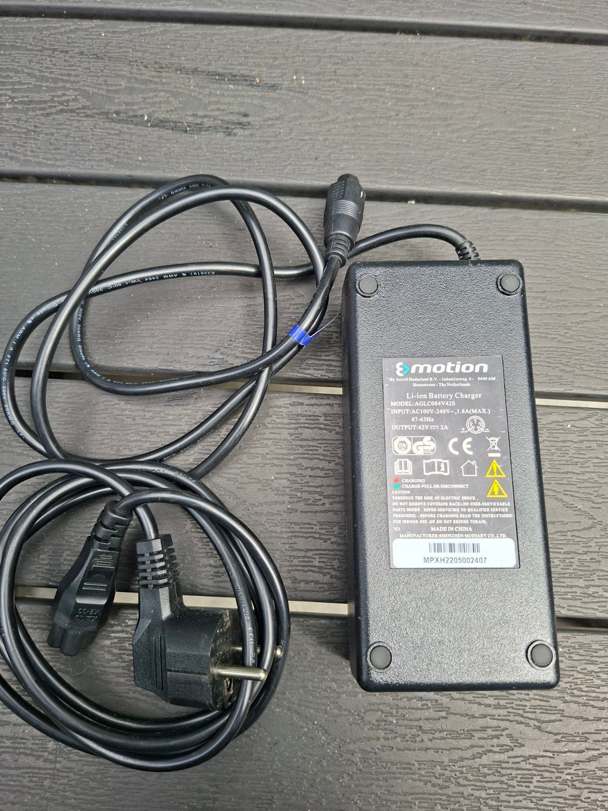 E-motion Li-ion Acculader 42V 2A (AGLC084V42S), Ophalen of Verzenden, Gebruikt