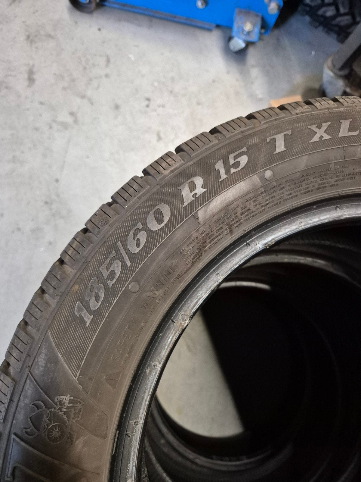 Viking Wintech winterbanden 185/60 R15, Ophalen