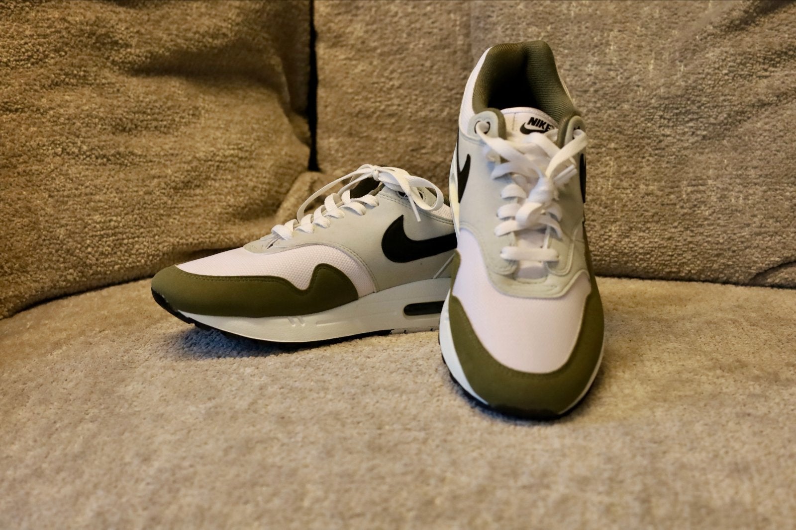 Nike Air Max 1 ‘Black/White/Medium Olive’ nieuw 45, Ophalen of Verzenden, Nieuw, Overige kleuren, Sneakers of Gympen