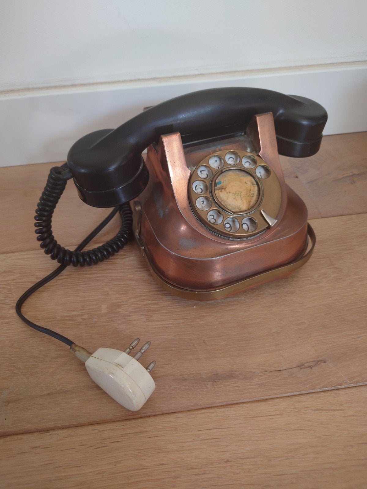 Oude vintage koperen telefoon, draaischijf, bakelieten hoorn, Ophalen of Verzenden, Zo goed als nieuw, Met draaischijf
