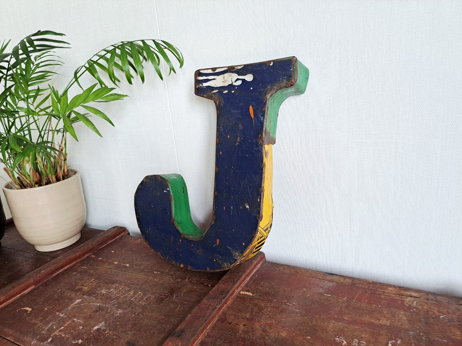 Vintage metalen letter J van oude blikken, 33 cm hoog, Ophalen of Verzenden