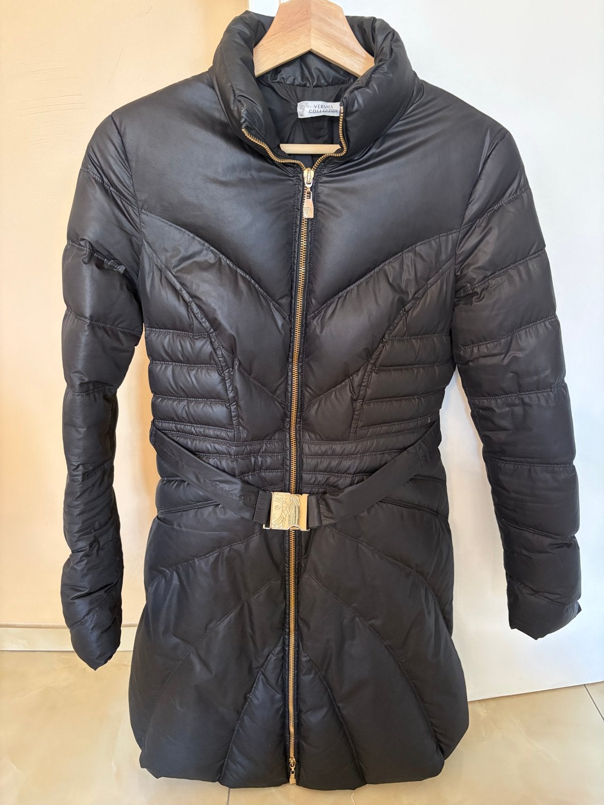 Versace Collection Zwarte Gewatteerde Jas met Riem, Ophalen of Verzenden, Zo goed als nieuw, Maat 36 (S), Zwart