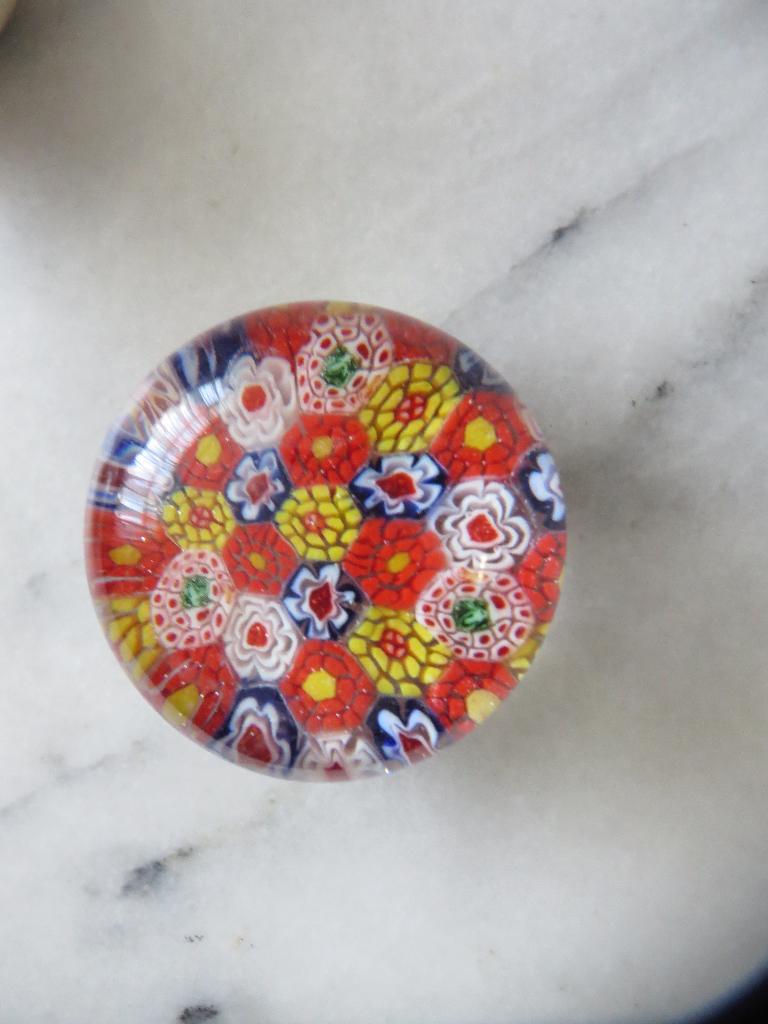 Presse papier glazen bol, kleurig glas, millefiori bloemen, Ophalen of Verzenden