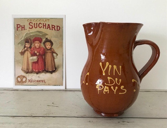 Vin du Pays geglazuurde terracotta wijnkan reliëf decoratie