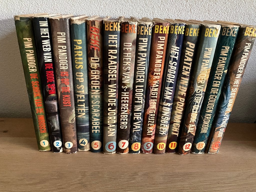 Pim Pandoer 1 t/m 13 + 15  (5 x 1e druk) mét stofomslagen., Gelezen, Ophalen of Verzenden, Fictie, Carel Beke