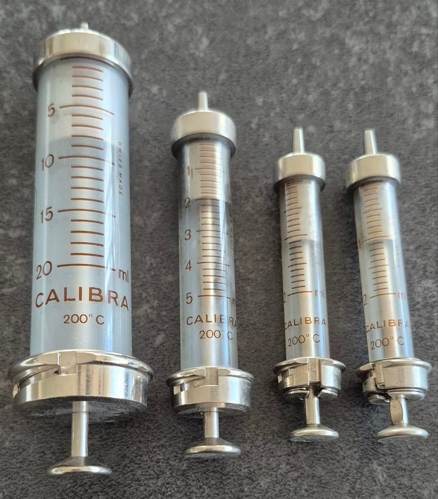 Oude glazen injectiespuiten 1960/1970 Calibra, Ophalen of Verzenden