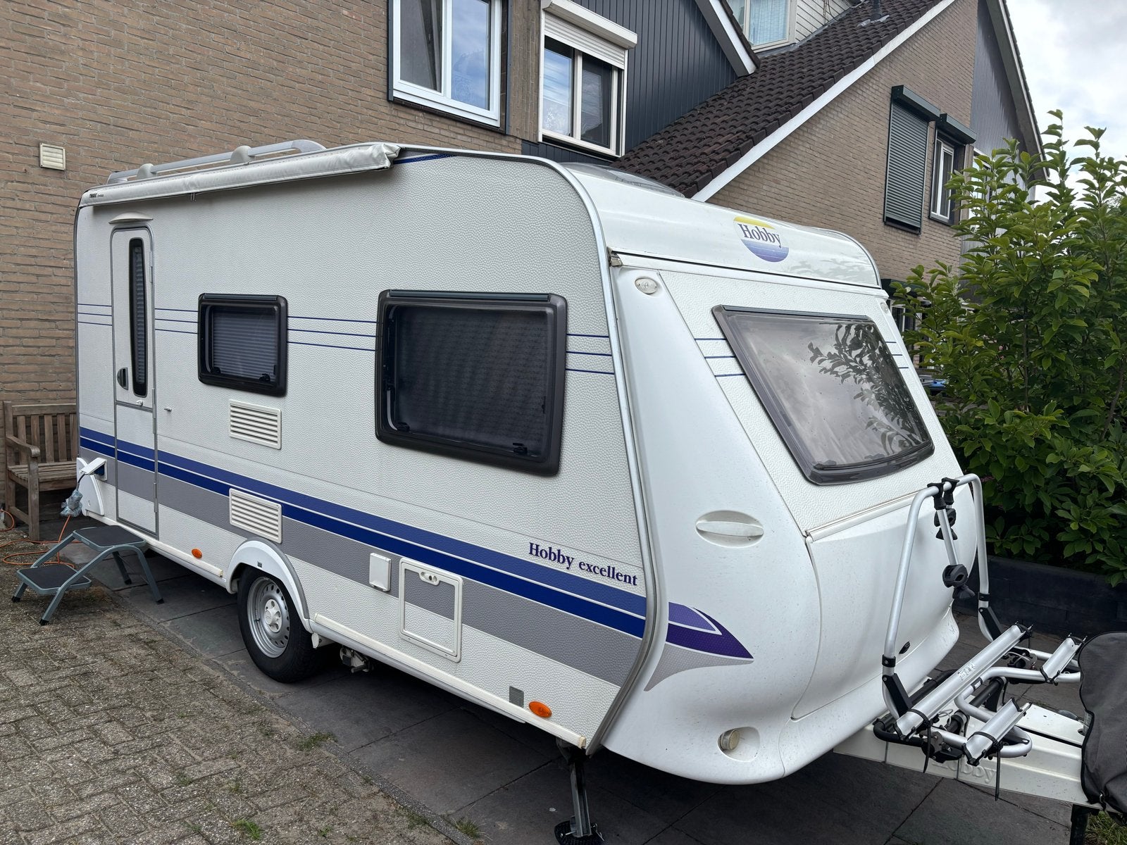 Hobby Excellent caravan met Thule fietsenrek en luifel, Hobby, Treinzit, Dwarsbed, Particulier